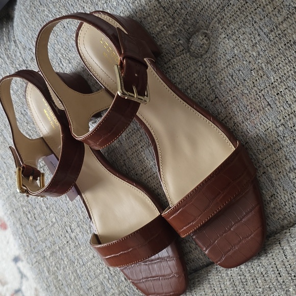 LIZ CLAIBORNE SIGNATURE WOMEN'S BROWN SUMMER MEMORY FOAM SANDALS SIZE 8 - Picture 3 of 14